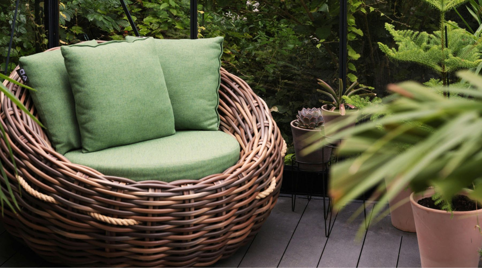 Lux me Lounge banner image